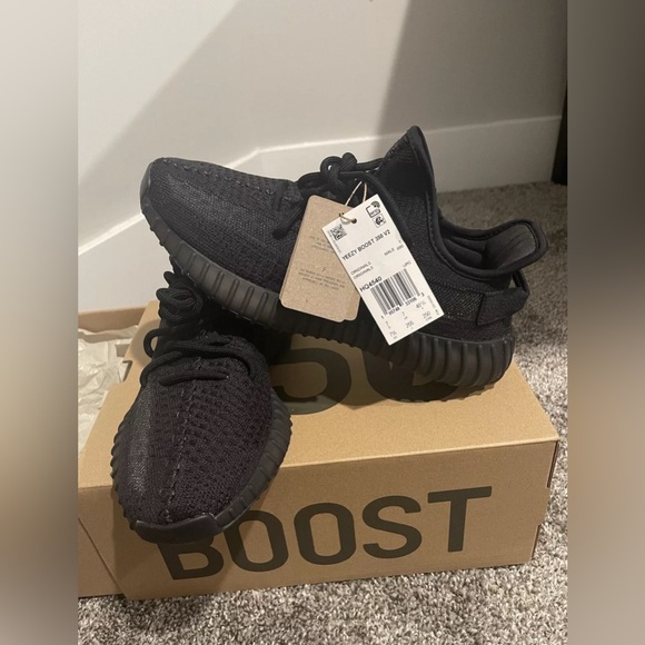 ADIDAS YEEZY BOOST 350 V2 ONYX - Picture 1 of 5